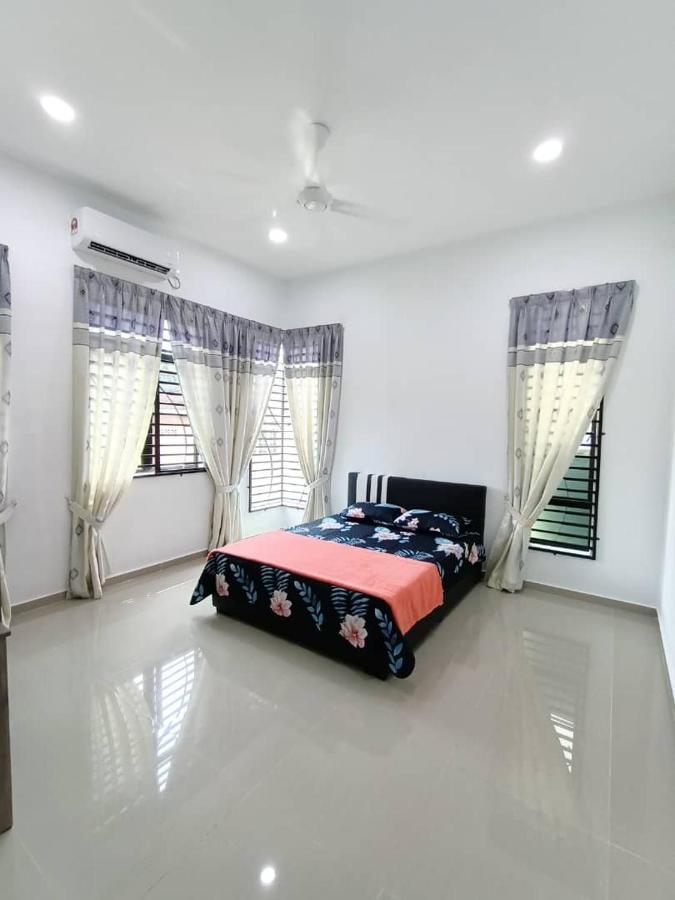 Homestay Kemaman Fyna07 Banglo Mewah 5 Km Dari Pantai Киджал Экстерьер фото